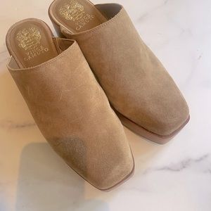 Vince Camuto tan suede clogs sz 7